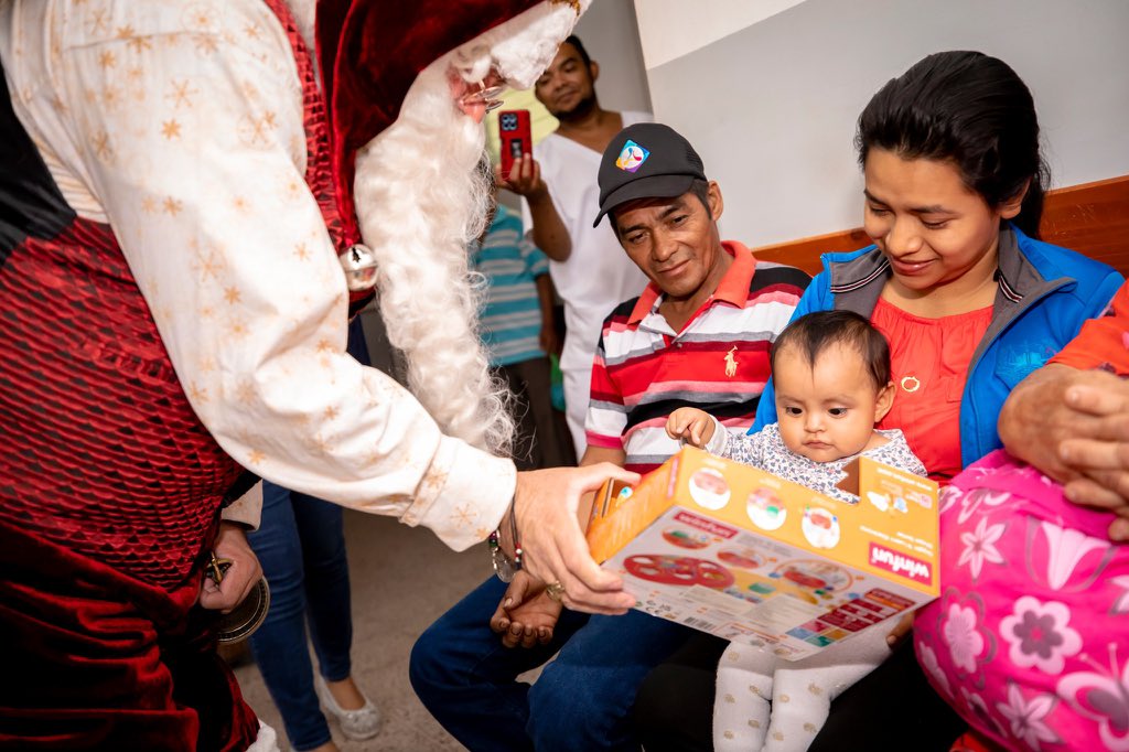 #Nacionales | Decenas de niños del Hogar San Vicente de Paúl y diferentes hospitales del país recibieron la visita de Santa y sus elfos, según compartió el Despacho de la Primera Dama, Gabriela de Bukele.