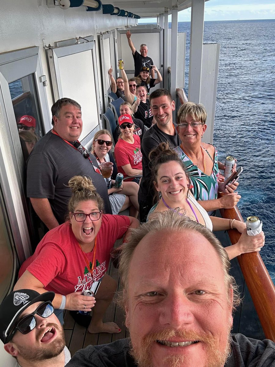 MeghanMoeller's tweet photo. Highly recommend traveling with your favorite people for Christmas https://t.co/fPCDYQs6K6
