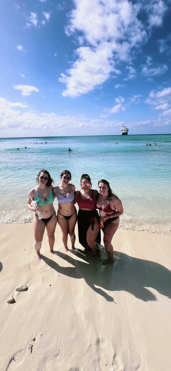 MeghanMoeller's tweet photo. Highly recommend traveling with your favorite people for Christmas https://t.co/fPCDYQs6K6