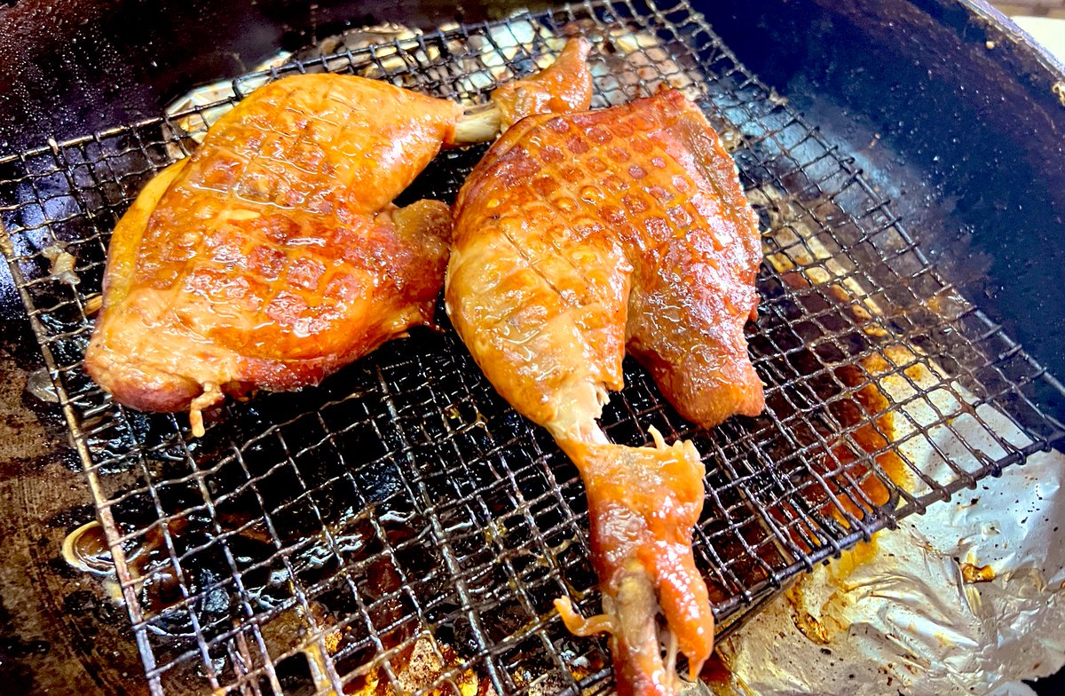 OKoete's tweet photo. メリクリ🎄
おじさんのオリジナルスモークチキン🍗
チップではなく砂糖や米など秘密の材料で仕上げました🥸
娘が気に入ってくれたらしく爆食いで今年のクリスマスディナーは終了でした🍽️
#クリスマス 
#クリスマスディナー 
#チキン 
#スモークチキン https://t.co/Yx7YKUghHv