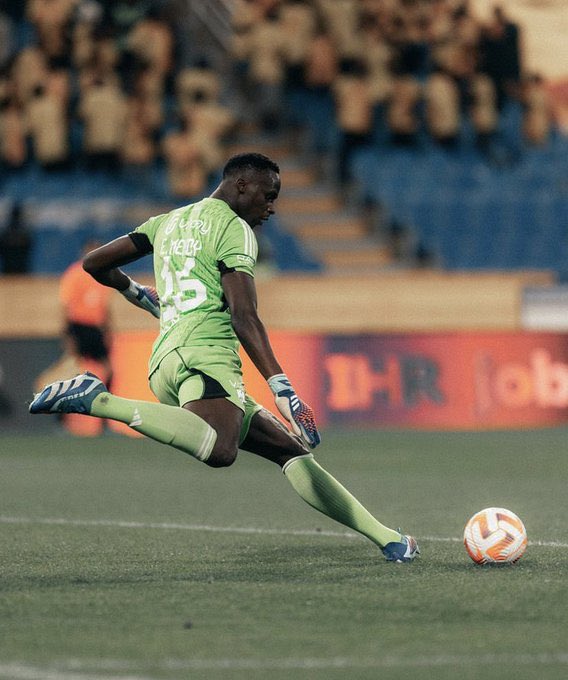 faqeeh_1979's tweet photo. ✍🏻
الحارس البطل إدوارد ميندي
@edou_mendy_
يحافظ على نظافة شباك النادي #الاهلي |5| مباريات توالياً
الشباب - أبها - الرائد - الفيحاء - الحزم ..
~
450 دقيقة لم يستقبل هدف .
رقم قياسي والأول في تاريخ النادي الأهلي وتحطيم رقم محمد العويس ..
~
مجمل |10| مباريات بشباك نظيفة من أصل |18| مباراة .
~
واصل أيها الوحش وحطّم الأرقام التاريخ أمامك ..