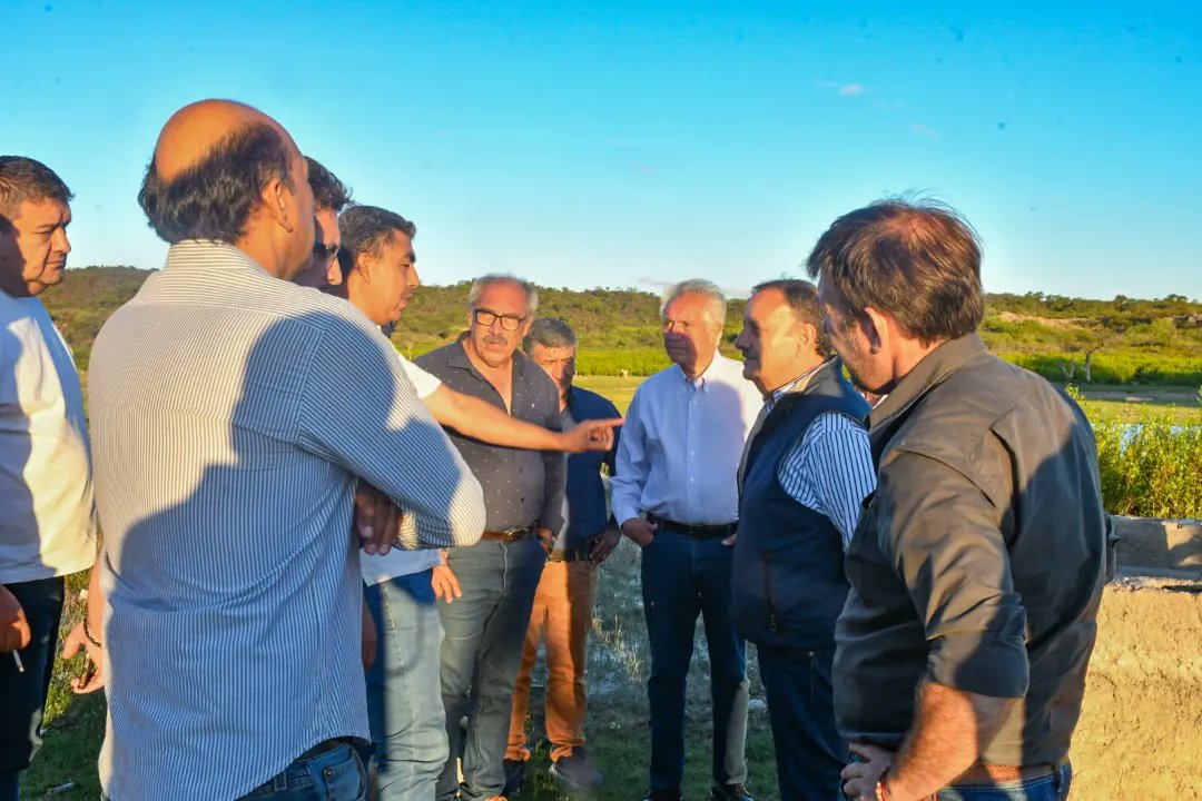 MinAguaYEnergia's tweet photo. Acueducto El Cisco Los Aguirre

Visitamos el avance de obra del nuevo acueducto que va a llevar agua a las zonas rurales de Los Aguirre, Los Alanices y San Cristóbal. Un acueducto que tendrá una extensión de 18 km y ya lleva 15 en ejecución. https://t.co/ORrd3dVTUM