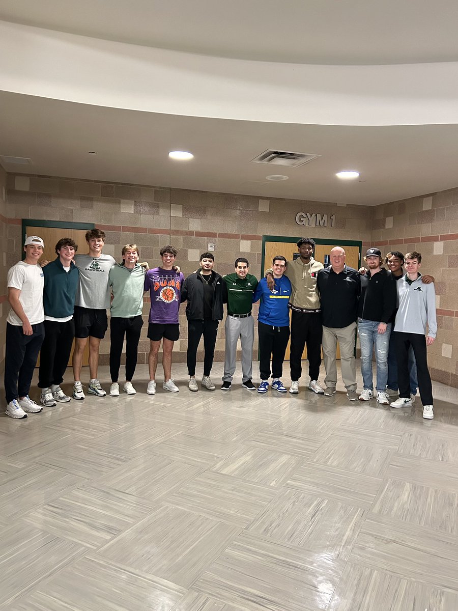 reaganhoops's tweet photo. One of our favorite things each year - when former players come back to support &amp; visit! Thanks to these former Rattlers for coming by! We say it all the time - Reagan is a really special place. And we are very lucky to continue to coach so many great young guys!
4:1
#family
🐍🏀 https://t.co/ZhEh3YarLO