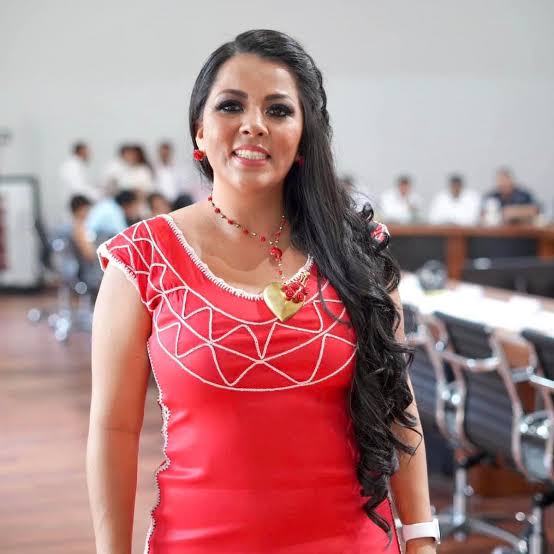 Cuando hay cargo publicó, y vives de erario público, se ve la diferencia Saymi Pineda Velasco. #Oaxaca