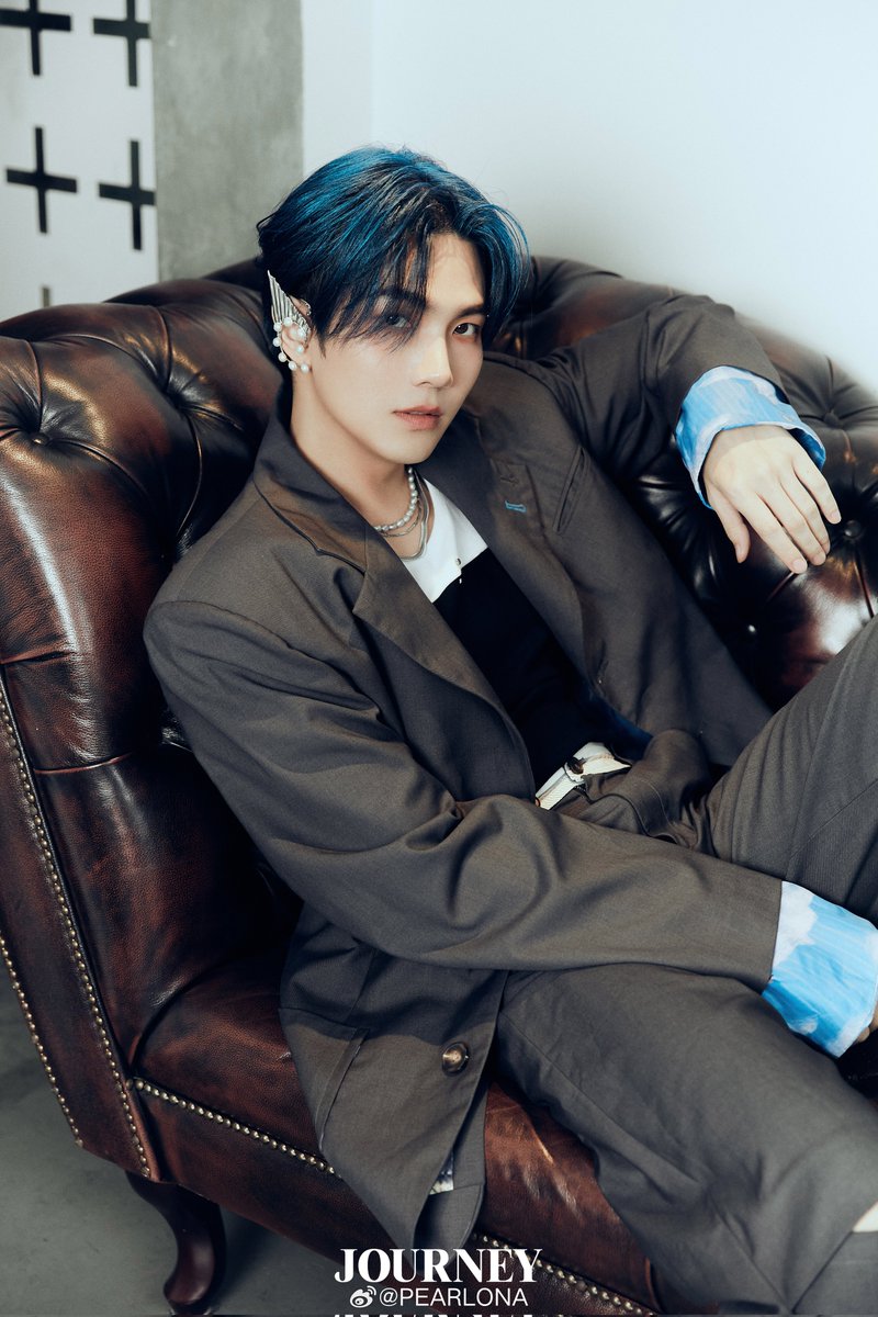 KimayaShekhawat's tweet photo. Pearlona Weibo update! 💙
They thanked Build for wearing their PEARLONA
“Galaxy Dimension Necklace” & “Fish Fin Earrings” for his Journey photoshoot 📸💙
They said photos are pretty & blue outfit feels like Ocean 🌊
@JakeB4rever
#JourneyMagXBuild
#BuildJakapan #Beyourluve https://t.co/hvTnfvnmtP