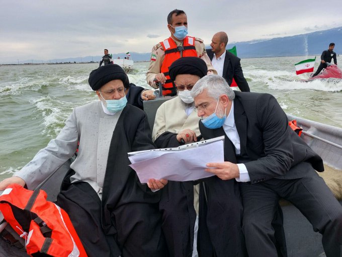 sp25pls's tweet photo. در کشوری زندگی میکنیم که رییس جمهورش تو دریا جلیقه نجات نمیپوشه ولی ماسک میزنه ! https://t.co/UlpcmtgcCI