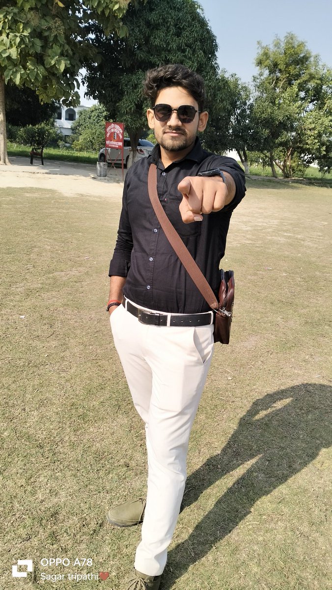 deepakdube58's tweet photo. College me exam dene ke baad "feeling cool 😎" https://t.co/Ehsr1gfa7n