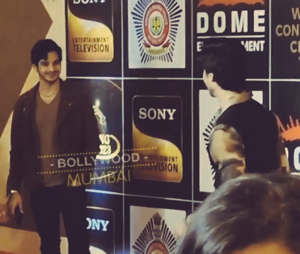grtvoodoo's tweet photo. HELLO BROTHER 😭
a circle of life indeed- well well well, toast to y'all, the reel and real son of mr. rajesh khattar🤌🏻🔥
this was completely unexpected lmao 😭❤️🥹

HARSHAD CHOPDA AT UMANG 
#harshadchopda #umang2023 https://t.co/r6SmOm4rd8