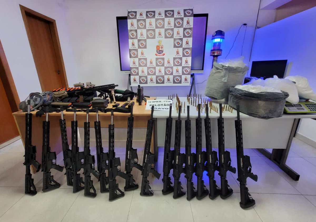 Prejuízo gigantesco ao crime e vidas sendo salvas graças à maior apreensão de fuzis efetuada pela <a href="/PMESP/">Polícia Militar do Estado de São Paulo</a> neste ano. Na manhã de hoje, em Paraisópolis, foram 18 fuzis, dois carros blindados, munição e drogas. Todos sabemos a gravidade de um aparato desses na mão de criminosos e o