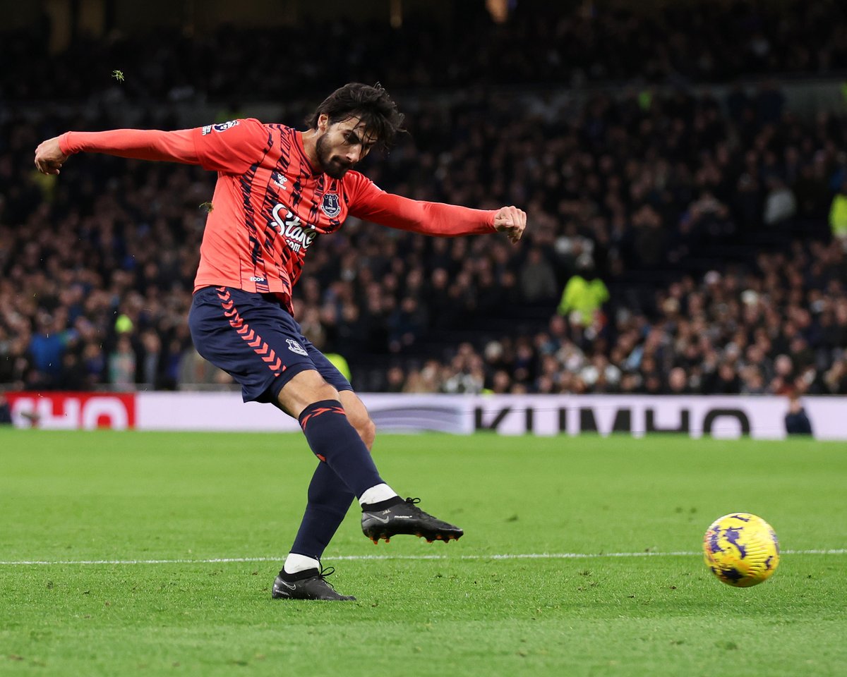 Everton pull one back to set up an interesting final few moments here! Their goal comes courtesy of Andre Gomes who strikes across goal and into the bottom corner! #TOTEVE