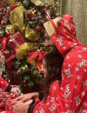 Farid_0v's tweet photo. The problem isn't @MoSalah doing the Christmas thing, for there are many foolish Muslims that celebrate pagan holidays to appease friends and their community.

The problem is with modern society that glorifies and idolizes those that are good at kicking balls into a net. https://t.co/XHXVCVY32M