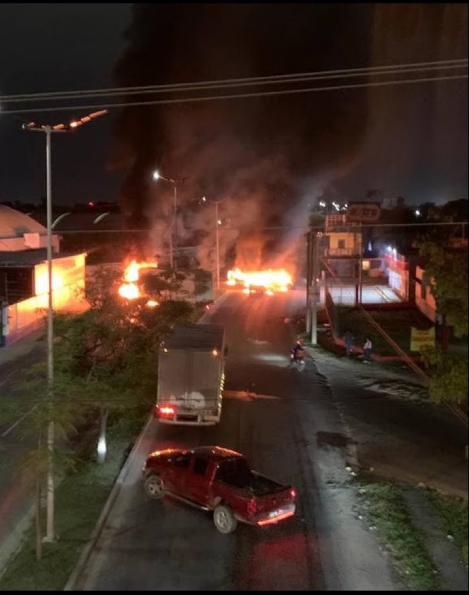 V_TrujilloM's tweet photo. Oye Andrés @lopezobrador_ 
¿Se te salió México de las manos y lo que nos toca es el infierno, o el caos está sembrado y concertado para que repentina y milagrosamente “pacifiques” al país durante el año electoral?
Si no es perro, es perra. 
#GobiernodeMaqueta https://t.co/g3LGeofxiZ
