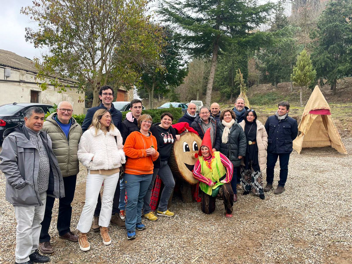 marcsolanes's tweet photo. Primer Mercat de Nadal de #Cubells, amb un descobriment: l'editorial @EdKarwan es va traslladar al poble arran de la pandèmia i presenta unes traduccions genials! https://t.co/lL9Hms8SI1
