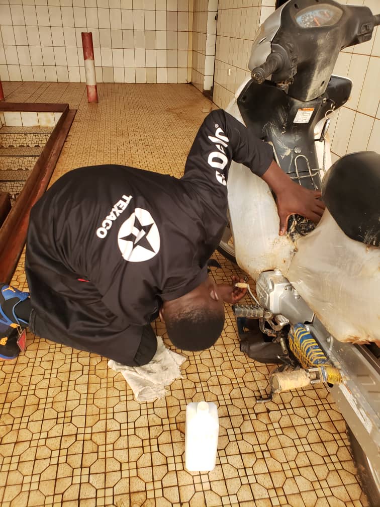Blessingcmr's tweet photo. Vidange d'une moto avec le lubrifiant moteur Texaco. La qualité superieure est chez Blessing. #BeOneWithBlessing #TexacoLubricants 🏍🛢🛢 https://t.co/8L4bCQEtgT