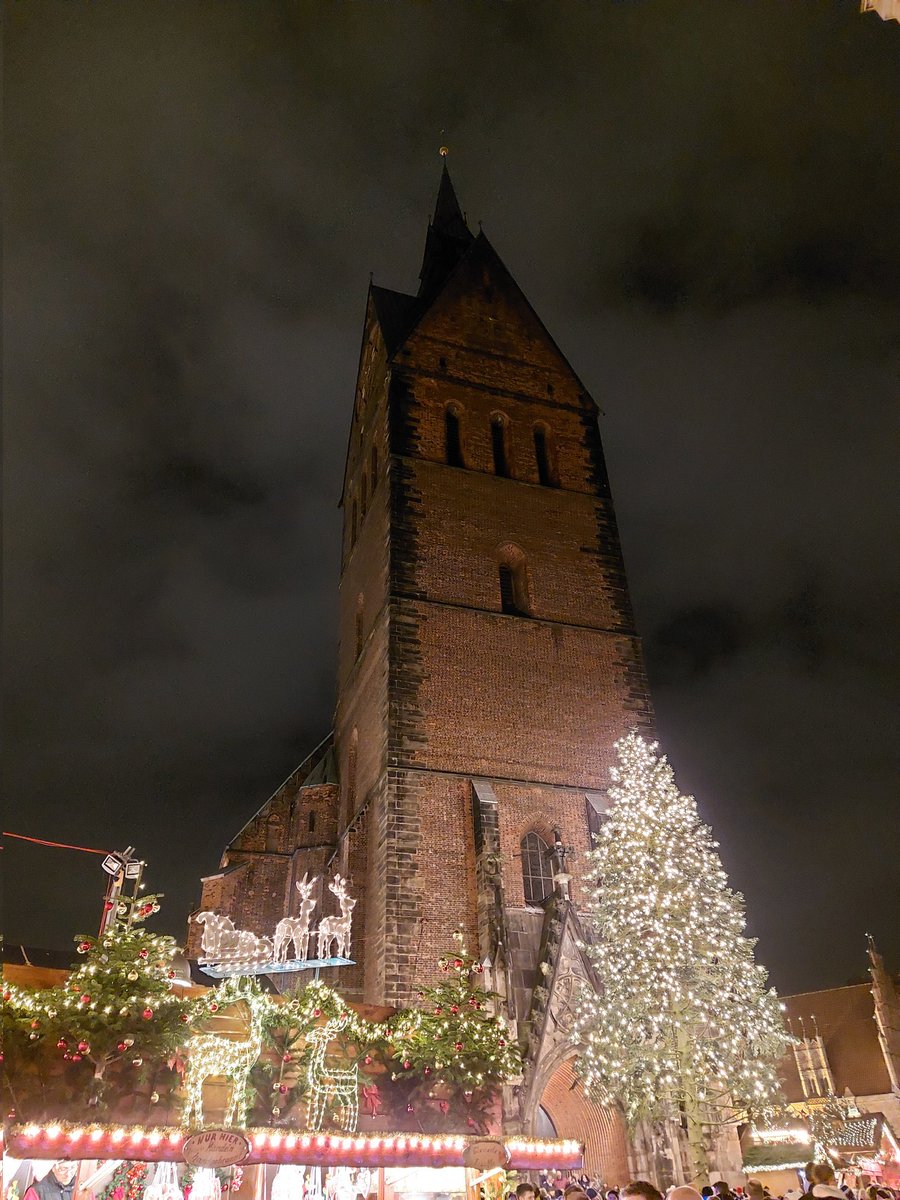 Standing tall 📯🎄 next to the Christmas Market in the City of Hannover, Lower Saxony #PostboxSaturday Proud like my friend @trafalgartree