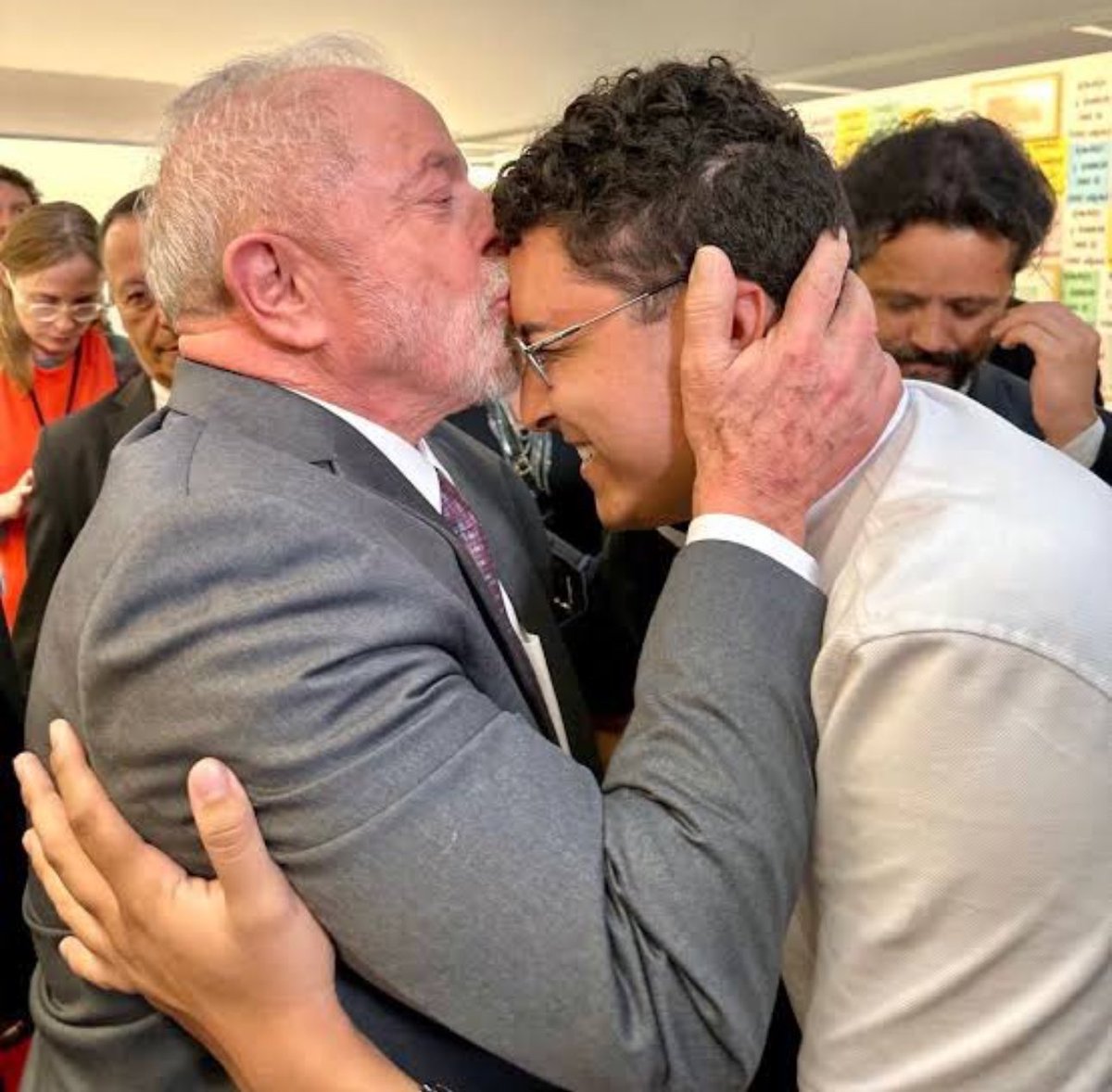 MeninRibeiro's tweet photo. Tentaram fechar a Jovem Pan por muito menos.

Cancelaram o Léo Lins e uma série de humoristas.

Acabaram com a vida do Monark. Não discuto o mérito, mas não cabe a ninguém fazer isso.

Prenderam centenas de bolsonaristas “terroristas”.

Promovem cancelamentos, linchamentos e perseguições virtuais contra todo e qualquer opositor.

Aparelharam o judiciário para promover censura a opositores, tudo em nome do amor e da democracia.

Assumidamente espalham mentiras (já leram o livro do Janone?) e assassinam reputações.

Ameaçam aprovar um projeto para combater “fake news”, como se fossem santos amorosos em defesa da “verdade”.

Tentam reescrever o passado, colocaram um presidiário à frente da nação.

Possuem um gabinete do ódio escancarado. Uma legítima máquina de mentiras da extrema esquerda woke.

E agora, com mentiras, mataram uma menina inocente, que nem rede social tinha… MATARAM! 

Se fosse uma página Bolsonarista, já haveria notas do Lula, da Janja, do Flávio Dino, o Alexandre de Moraes já teria mandado prender quem quer que fosse.

Passaria no fantástico, como fizeram com Renato Cariani, que não tem NENHUMA condenação. 

Mas como é um aliado, um petista assumido, uma máquina de comunicação e desinformação do governo, poupam o cara.

Não só mataram uma jovem, antes disso ainda debocharam do seu pedido de ajuda, acabaram com a vida de uma pessoa inocente!

E vocês, @JanjaLula, @LulaOficial, @AndreJanonesAdv e toda a corja petista, fazem parte disso!

Que caia a máscara desses monstros e que tudo que sempre causaram de mal aos outros volte em dobro para eles!

Espero, quase sem esperança alguma, que sirva de lição a todos. Chega de cancelamentos, chega de condenações antecipadas, chega de perseguição, de tribunal virtual, de censura.

Os crimes de difamação e calúnia já são previstos no Código Penal. Tem que prender os vagabundos responsáveis por essas práticas, começando pelo fundador da Choquei e todos os envolvidos nisso, parceiros oficiais do governo Lula!

Vocês são ASSASSINOS!

O que separa a sociedade moderna da selvageria é a civilidade, a credibilidade do sistema judiciário, o exercício das leis e das normais sociais. As pessoas parecem ter se esquecido disso.

Não esperem a próxima vítima para parar com isso. A mídia esquerdista promove esse tipo de caça às bruxas literalmente todo dia contra uma vítima nova.

E não me venham dizer que é errado misturar política com esse caso. O maldito fundador da Choquei é um dos melhores amigos da Janja, aliado público e conselheiro do Presidente da República, emparelhado com Janones para criar e manter o gabinete do ódio esquerdista.

Quero realmente ver quem pagará (e como) por esse crime horrível. E infelizmente, que a pobre Jessica descanse em paz. Sua vida nunca será esquecida. À família, os meus sentimentos. Que Deus conforte os corações de todos e encontrem paz após o luto. 

#ChoqueiAssassina #FakeNewsMata #GabineteDoÓdio