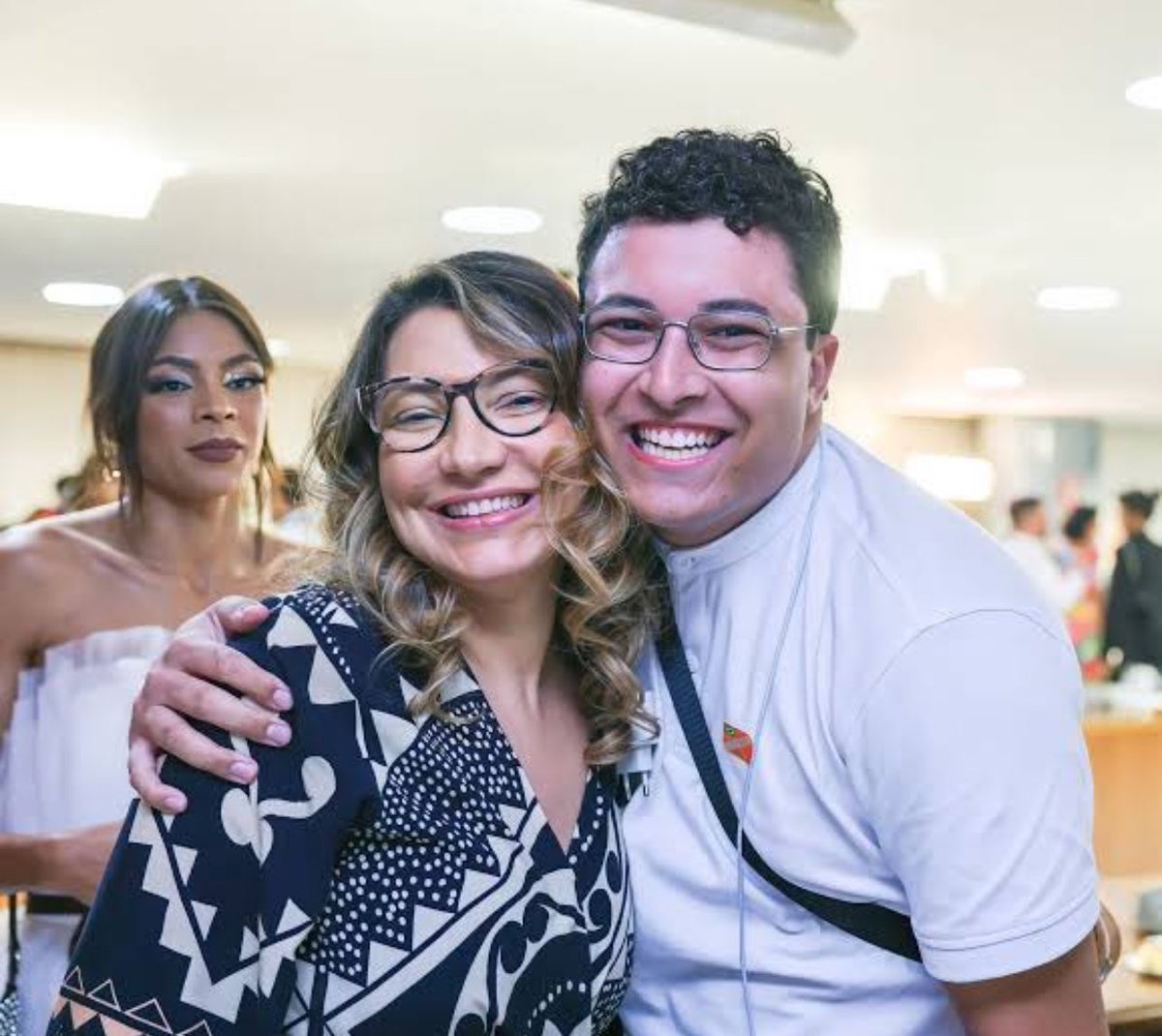 MeninRibeiro's tweet photo. Tentaram fechar a Jovem Pan por muito menos.

Cancelaram o Léo Lins e uma série de humoristas.

Acabaram com a vida do Monark. Não discuto o mérito, mas não cabe a ninguém fazer isso.

Prenderam centenas de bolsonaristas “terroristas”.

Promovem cancelamentos, linchamentos e perseguições virtuais contra todo e qualquer opositor.

Aparelharam o judiciário para promover censura a opositores, tudo em nome do amor e da democracia.

Assumidamente espalham mentiras (já leram o livro do Janone?) e assassinam reputações.

Ameaçam aprovar um projeto para combater “fake news”, como se fossem santos amorosos em defesa da “verdade”.

Tentam reescrever o passado, colocaram um presidiário à frente da nação.

Possuem um gabinete do ódio escancarado. Uma legítima máquina de mentiras da extrema esquerda woke.

E agora, com mentiras, mataram uma menina inocente, que nem rede social tinha… MATARAM! 

Se fosse uma página Bolsonarista, já haveria notas do Lula, da Janja, do Flávio Dino, o Alexandre de Moraes já teria mandado prender quem quer que fosse.

Passaria no fantástico, como fizeram com Renato Cariani, que não tem NENHUMA condenação. 

Mas como é um aliado, um petista assumido, uma máquina de comunicação e desinformação do governo, poupam o cara.

Não só mataram uma jovem, antes disso ainda debocharam do seu pedido de ajuda, acabaram com a vida de uma pessoa inocente!

E vocês, @JanjaLula, @LulaOficial, @AndreJanonesAdv e toda a corja petista, fazem parte disso!

Que caia a máscara desses monstros e que tudo que sempre causaram de mal aos outros volte em dobro para eles!

Espero, quase sem esperança alguma, que sirva de lição a todos. Chega de cancelamentos, chega de condenações antecipadas, chega de perseguição, de tribunal virtual, de censura.

Os crimes de difamação e calúnia já são previstos no Código Penal. Tem que prender os vagabundos responsáveis por essas práticas, começando pelo fundador da Choquei e todos os envolvidos nisso, parceiros oficiais do governo Lula!

Vocês são ASSASSINOS!

O que separa a sociedade moderna da selvageria é a civilidade, a credibilidade do sistema judiciário, o exercício das leis e das normais sociais. As pessoas parecem ter se esquecido disso.

Não esperem a próxima vítima para parar com isso. A mídia esquerdista promove esse tipo de caça às bruxas literalmente todo dia contra uma vítima nova.

E não me venham dizer que é errado misturar política com esse caso. O maldito fundador da Choquei é um dos melhores amigos da Janja, aliado público e conselheiro do Presidente da República, emparelhado com Janones para criar e manter o gabinete do ódio esquerdista.

Quero realmente ver quem pagará (e como) por esse crime horrível. E infelizmente, que a pobre Jessica descanse em paz. Sua vida nunca será esquecida. À família, os meus sentimentos. Que Deus conforte os corações de todos e encontrem paz após o luto. 

#ChoqueiAssassina #FakeNewsMata #GabineteDoÓdio
