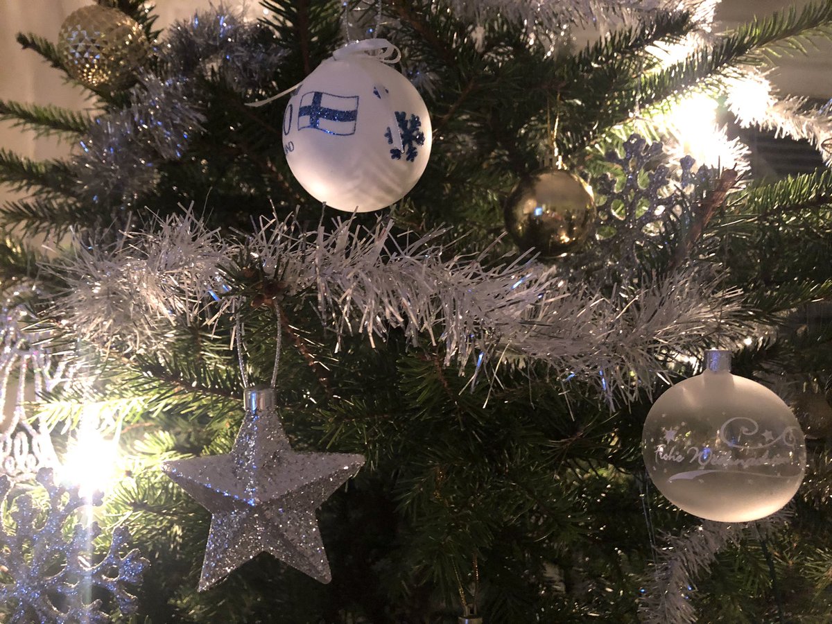 Riisipuuro keitetty, 
kinkku paistettu ja kuusi koristeltu. Tuffan n.70 vuotta vanhat kuusenkynttilät syttyivät tänäkin vuonna. On aika laskeutua joulun rauhaan&amp;nauttia perinteistä. Kiitos kaikille yhteistyöstä! 
🌟Hyvää joulua
🌟Merry Christmas
🌟God jul
🌟Fröhliche Weihnachten