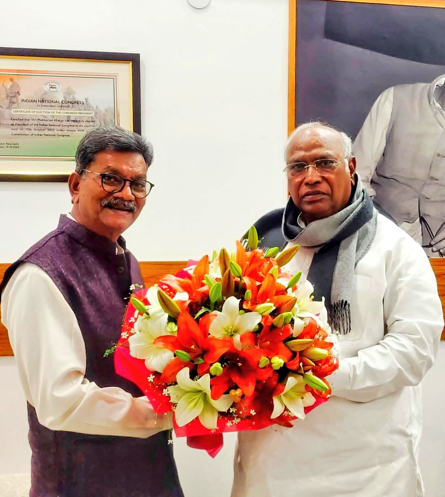भारतीय राष्ट्रीय कांग्रेस अध्यक्ष श्री मल्लिकार्जुन खरगे जी से छत्तीसगढ़ नेता प्रतिपक्ष की नव जिम्मेदारी उपरान्त सौजन्य भेंट कर आभार व्यक्त किया।

मुलाक़ात के दौरान छत्तीसगढ़ महतारी की सेवा और प्रदेश में सभी को साथ लेकर कांग्रेस के बेहतर भविष्य और मजबूत विपक्ष की भूमिका निभाने का