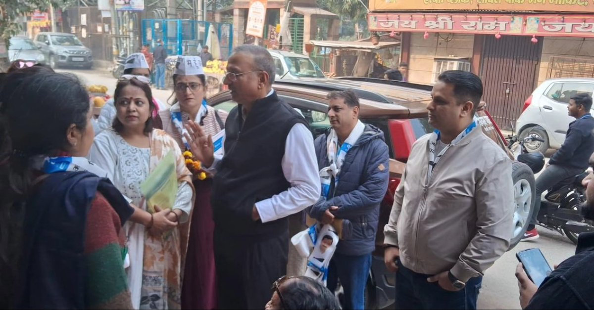 ashu_dhall's tweet photo. !! मैं भी केजरीवाल !! अभियान - 
 मोतीनगर विधानसभा में  विधायक शिवचरण गोयल जी एवं महिला विंग की सभी पदाधिकारियों के साथ डोर टू डोर किया।
#MaiBhiKejriwal https://t.co/JvaXcONqw3