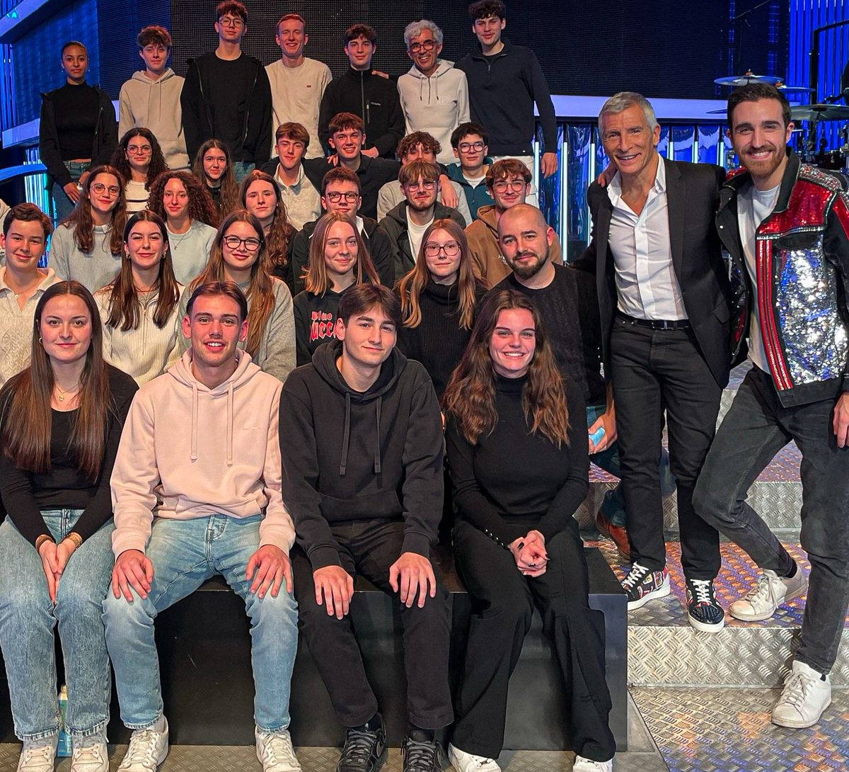 Belle rencontre sur le plateau @NOPLPoff avec ces étudiants venus de Rennes 🙏 Sympa d'avoir échangé avec eux sur ma manière de travailler avec @Nagui , qui est très gentiment venu sur la photo de groupe 👌🏼🔥 #noplp