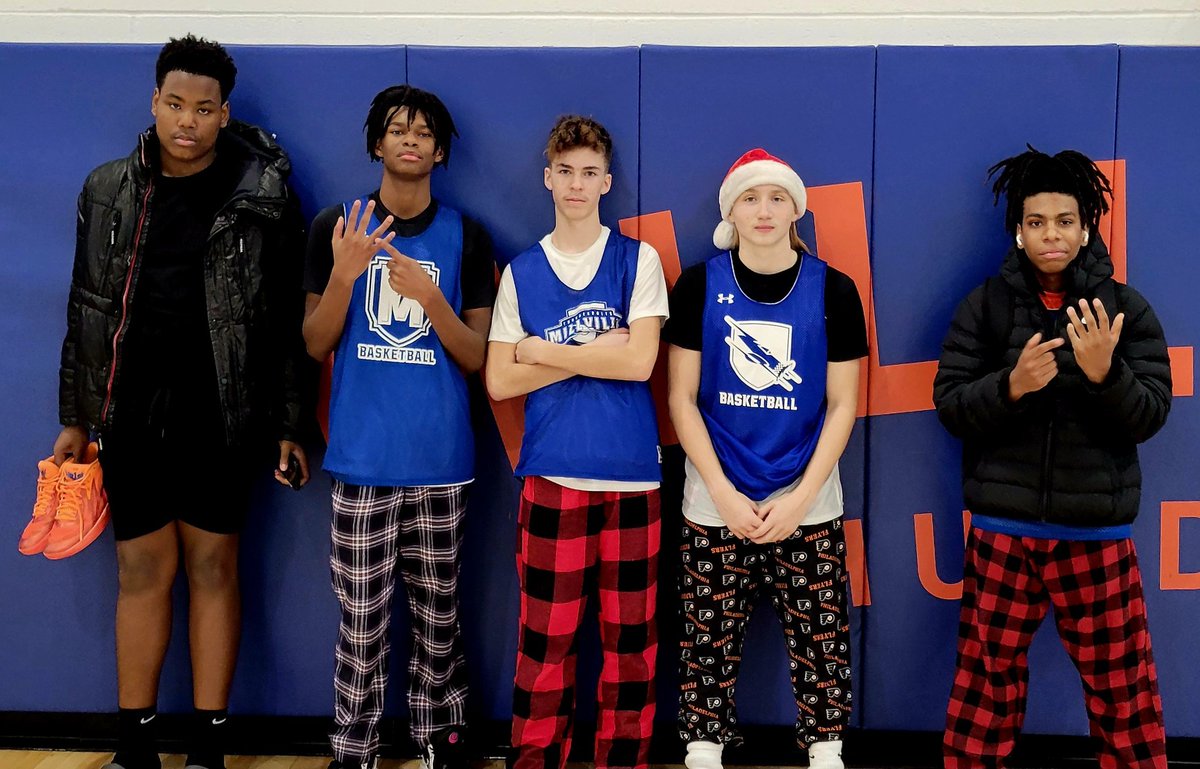 tbolthoops's tweet photo. Reindeer 🎅🎄🎁 fun and games today at practice. Congrats to Team Doughty for taking home the win. https://t.co/HDOPHjPXRX