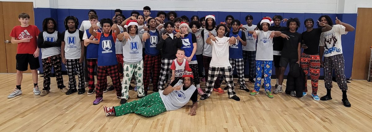 tbolthoops's tweet photo. Reindeer 🎅🎄🎁 fun and games today at practice. Congrats to Team Doughty for taking home the win. https://t.co/HDOPHjPXRX