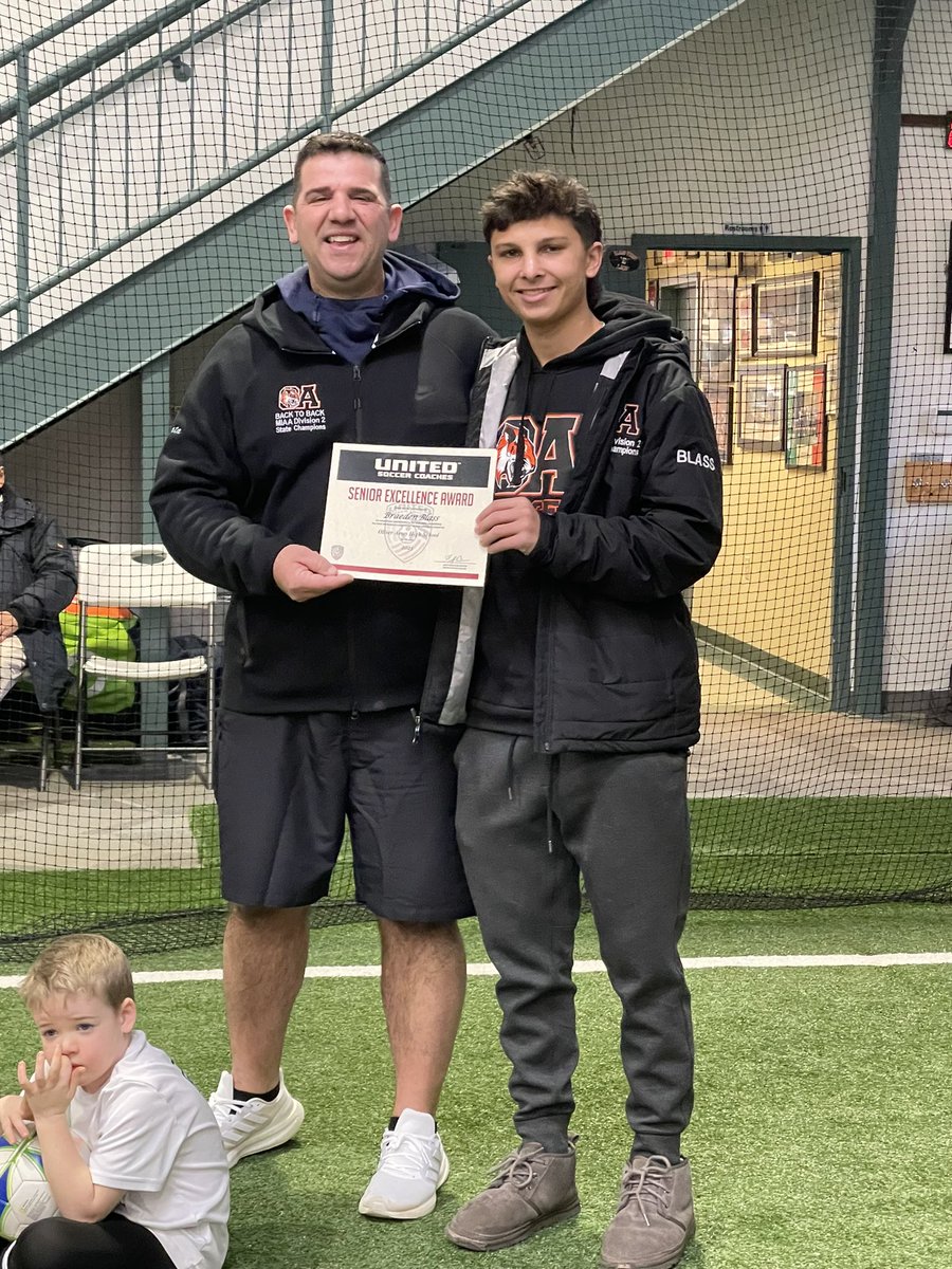 CoachJohn1010's tweet photo. Congratulations to @BlassBraeden for being recognized for his Senior Excellence Award from @UnitedCoaches Braeden was a dominant force for @OAHSTigersports @oahs_soccer He came and shared this moment with the next generation! https://t.co/CUxJdmK9kV
