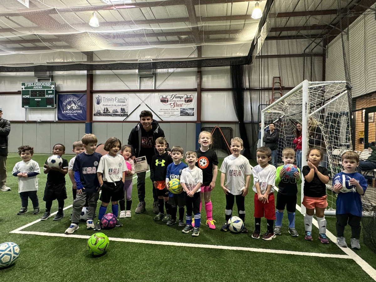 CoachJohn1010's tweet photo. Congratulations to @BlassBraeden for being recognized for his Senior Excellence Award from @UnitedCoaches Braeden was a dominant force for @OAHSTigersports @oahs_soccer He came and shared this moment with the next generation! https://t.co/CUxJdmK9kV