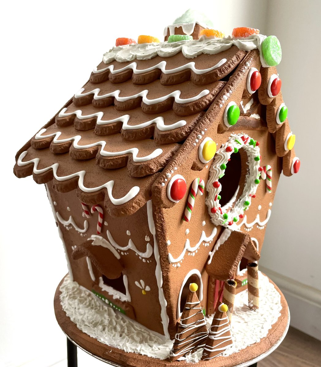 🚨 EXCITING NEWS 🚨
This summer I was lucky enough to be asked to make a few special props for Series 2 of ‘Beyond Paradise’ and I jumped at the chance x

Tomorrow evening (Christmas Eve 😃) you can catch my Gingerbread house in the Christmas Special on BBC One at 9pm.