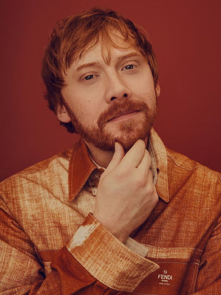 𝐁𝐔𝐒𝐐𝐔𝐄𝐃𝐀𝐒

➤ Ronald Bilius Weasley

- Esposo de Hermione. 
- Padre de Rose y Hugo. 
- Golden trío. 

Fc sugerido: Rupert Grint

                 ¿RT?