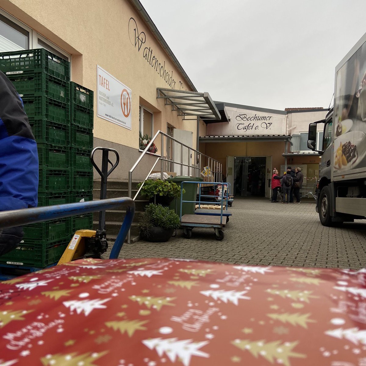 Die Ultras Bochum 1999 konnten im Rahmen von „Weihnachten aus dem Schuhkarton“ erneut zahlreiche Spenden von #meinVfL-Fans entgegennehmen und diese an den Tafel #Bochum & Wattenscheid e.V. übergeben. 🎁🎄

ℹ️ Zum Bericht: fanprojekt-bochum.de/index.php/vera…