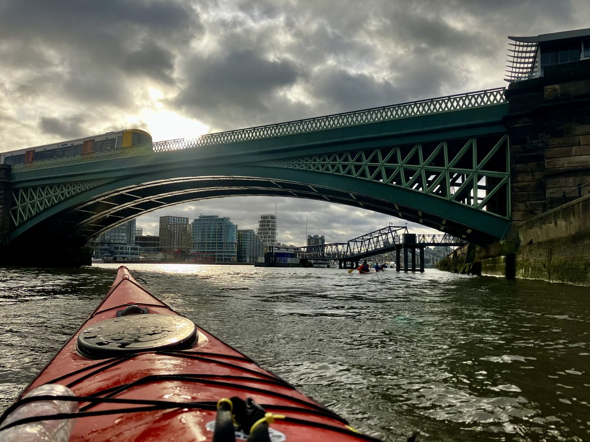 Amazing light on the river this morning for a December Saturday paddle (and more than a little wind too, so something of a workout against the tide and current!) #PutneyBridgeCanoeClub @Thames21 @Thames_RvrsTrst @WandleNews #kayak #Thames @RiverThames