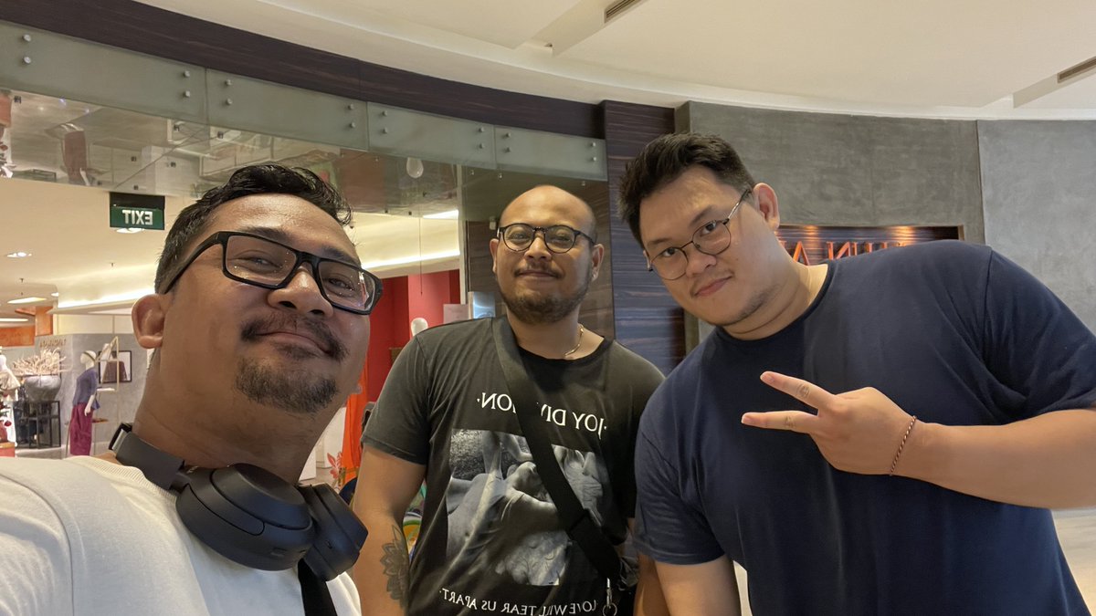 mericahitam's tweet photo. Rekap hari ini adalah muter-muter gak jelas bersama @Gedabubu @berdiswey dan Erwin. https://t.co/8bbG1qTp7Q