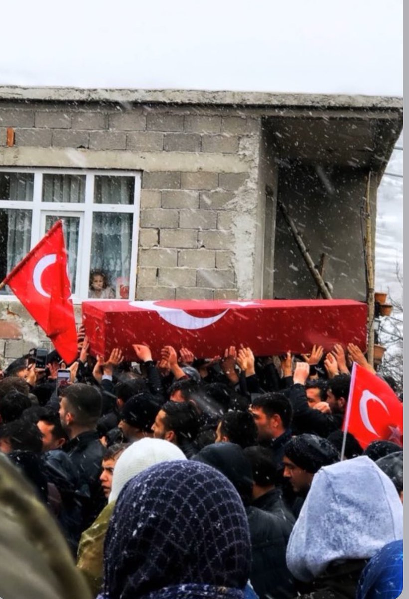 24 Saatte 12 Şehit
12 Kahraman,
12 Genç
12 Vatan yürekli
12 Aile,Doğmamış bebekler,öksüz yavrular,
Gazetenin en köşesine ufacık haber olan hayatlar.
Şehit ölmüyor doğrudur.
Analar ölüyor,Yüreği yaralı babalar ölüyor.yavrular sevenleri eşi dostu yürüyen ölü oluyorlar.
Yandı