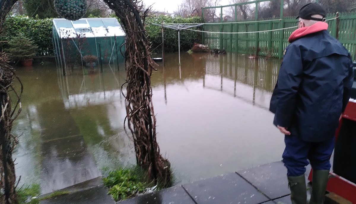 Been helping elderly Dingwall residents put in sandbags this afternoon. Peffery full to the gills. High tide at 9pm.🤞it doesn't come up any more. Upstream natural flood management needed more than ever. #slowtheflow