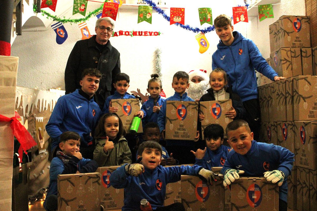 CE_SantAdria's tweet photo. Nuestros equipos han recibido un regalo muy especial por parte del club.
Acompañados de nuestros entrenadores, el señor Francisco Burgos concejal del ayuntamiento y Papa Noel que ha venido a visitarnos por sorpresa.

CE SANT ADRIÀ 2020 
OS DESEAMOS FELIZ NAVIDAD Y FELICES FIESTAS https://t.co/Kih5aUFwPN
