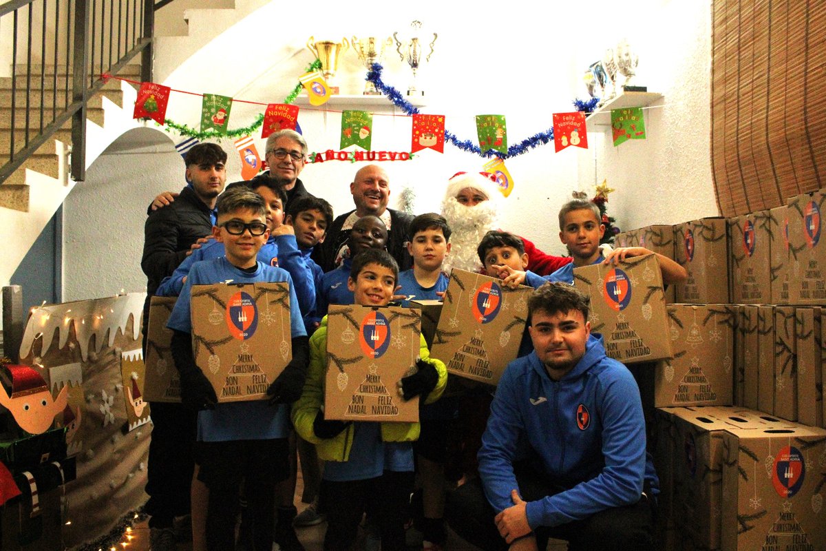 CE_SantAdria's tweet photo. Nuestros equipos han recibido un regalo muy especial por parte del club.
Acompañados de nuestros entrenadores, el señor Francisco Burgos concejal del ayuntamiento y Papa Noel que ha venido a visitarnos por sorpresa.

CE SANT ADRIÀ 2020 
OS DESEAMOS FELIZ NAVIDAD Y FELICES FIESTAS https://t.co/Kih5aUFwPN
