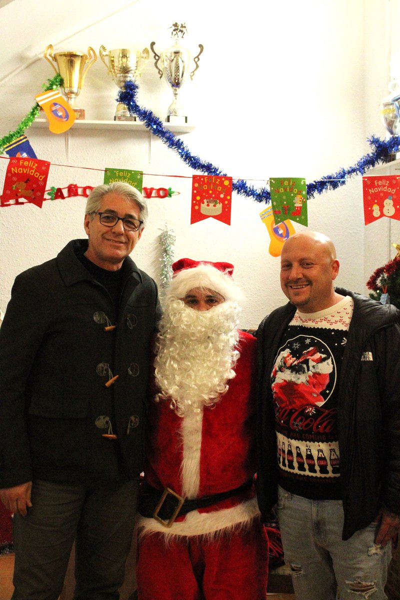 CE_SantAdria's tweet photo. Nuestros equipos han recibido un regalo muy especial por parte del club.
Acompañados de nuestros entrenadores, el señor Francisco Burgos concejal del ayuntamiento y Papa Noel que ha venido a visitarnos por sorpresa.

CE SANT ADRIÀ 2020 
OS DESEAMOS FELIZ NAVIDAD Y FELICES FIESTAS https://t.co/Kih5aUFwPN