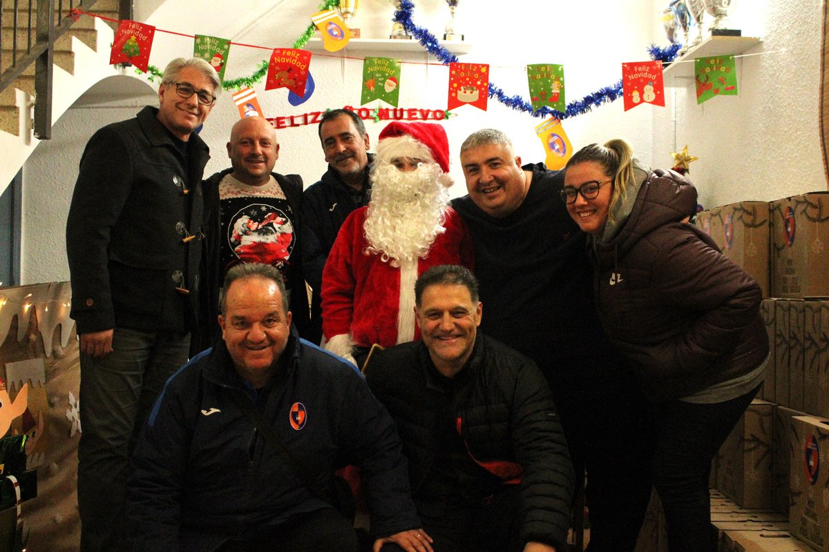 CE_SantAdria's tweet photo. Nuestros equipos han recibido un regalo muy especial por parte del club.
Acompañados de nuestros entrenadores, el señor Francisco Burgos concejal del ayuntamiento y Papa Noel que ha venido a visitarnos por sorpresa.

CE SANT ADRIÀ 2020 
OS DESEAMOS FELIZ NAVIDAD Y FELICES FIESTAS https://t.co/Kih5aUFwPN