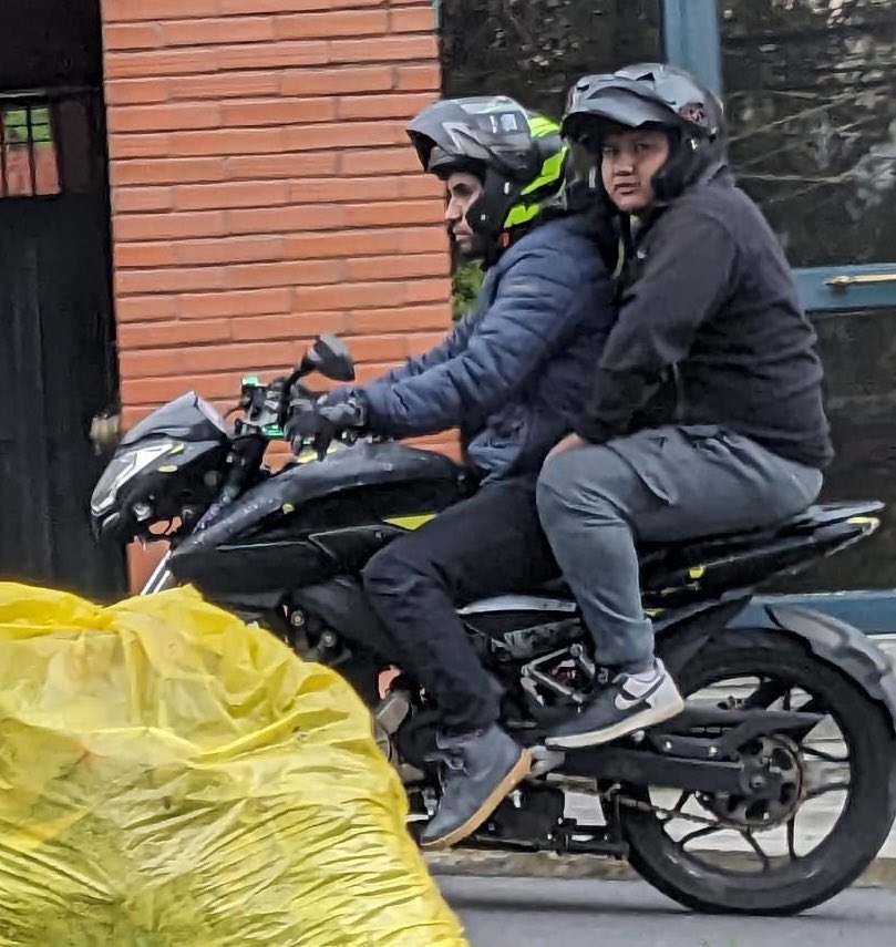 PoderCiuEC's tweet image. Delincuentes armados merodeando por sector Whymper y Av. González Suárez. 
Amenazaron con un arma a la persona que tomó esta foto.
@PoliciaEcuador