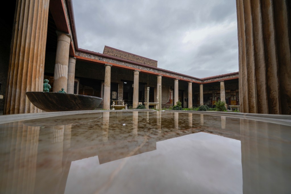 Fidelsaavedrab's tweet image. La Domus Vettiorum, perteneciente a los Hermanos Vetti, dos libertos que hicieron su fortuna comerciando vino, es la más impresionante y mejor conservada casa de la ciudad y da cuenta del lujo y prosperidad que logró #Pompeya antes de la erupción del #Vesubio en 79 DC #Roma