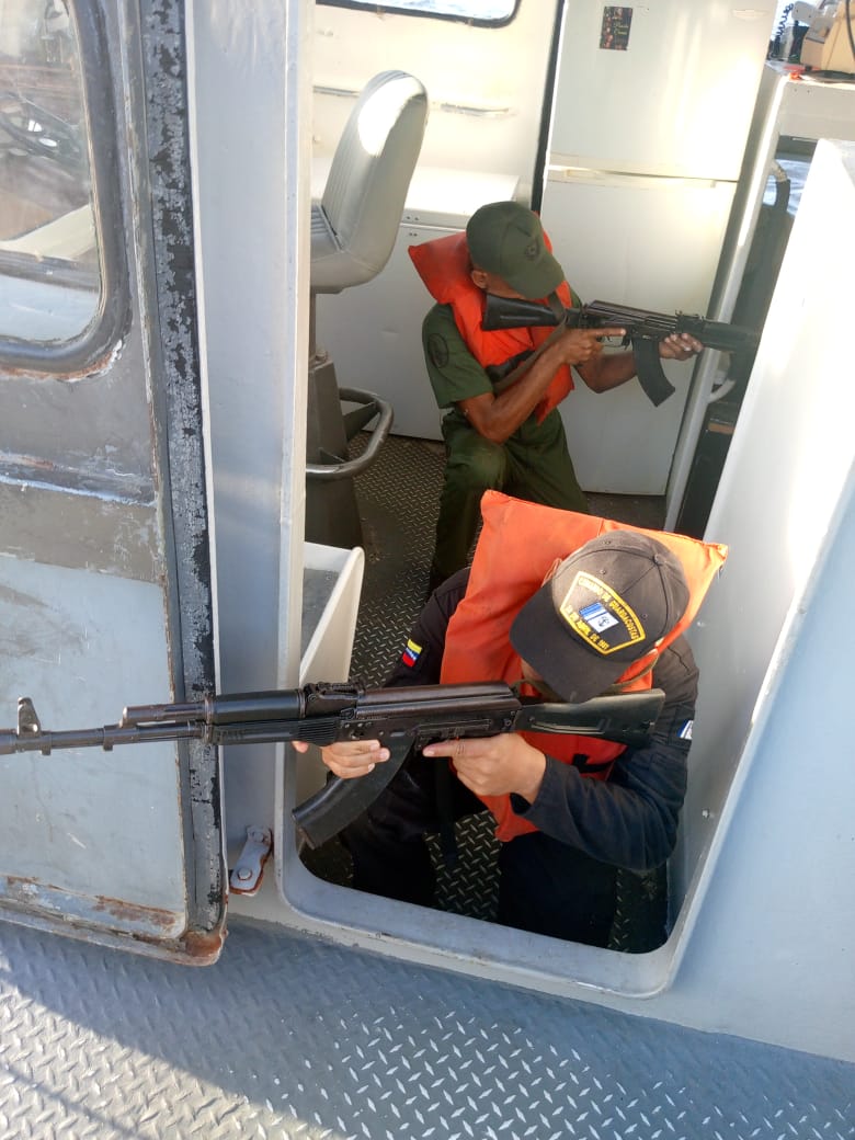La tripulación del @ABMargarita_T71 y del @PF_41ABGURI, se mantienen activos en el adiestramiento y capacitación, efectuando práctica rol de defensa inmediata, elevando el nivel de seguridad de las embarcaciones ¡Grandes acciones por su seguridad! ¡Guardacostas somos todos! #FANB