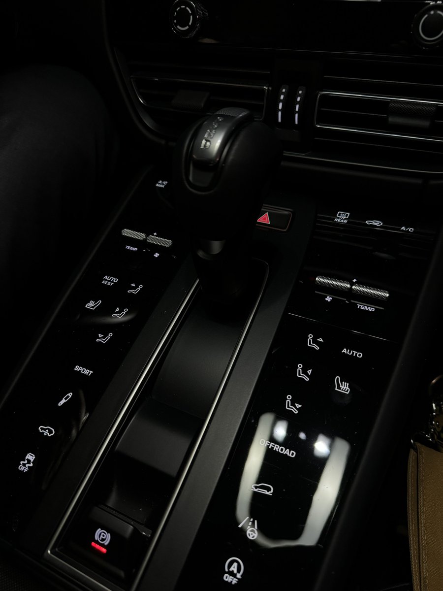 stekkerauto's tweet photo. coming home for christmas, 🎅 
getting picked up in a brand new 2023 Porsche Macan

and the thing is *exactly* like the old one - save for the buttons that are now flush, shiny plastics.

it takes a solid 20 seconds for the menu to fully load (I need to time it tomorrow, maybe it’s not quite that bad, but it feels glacially slow).