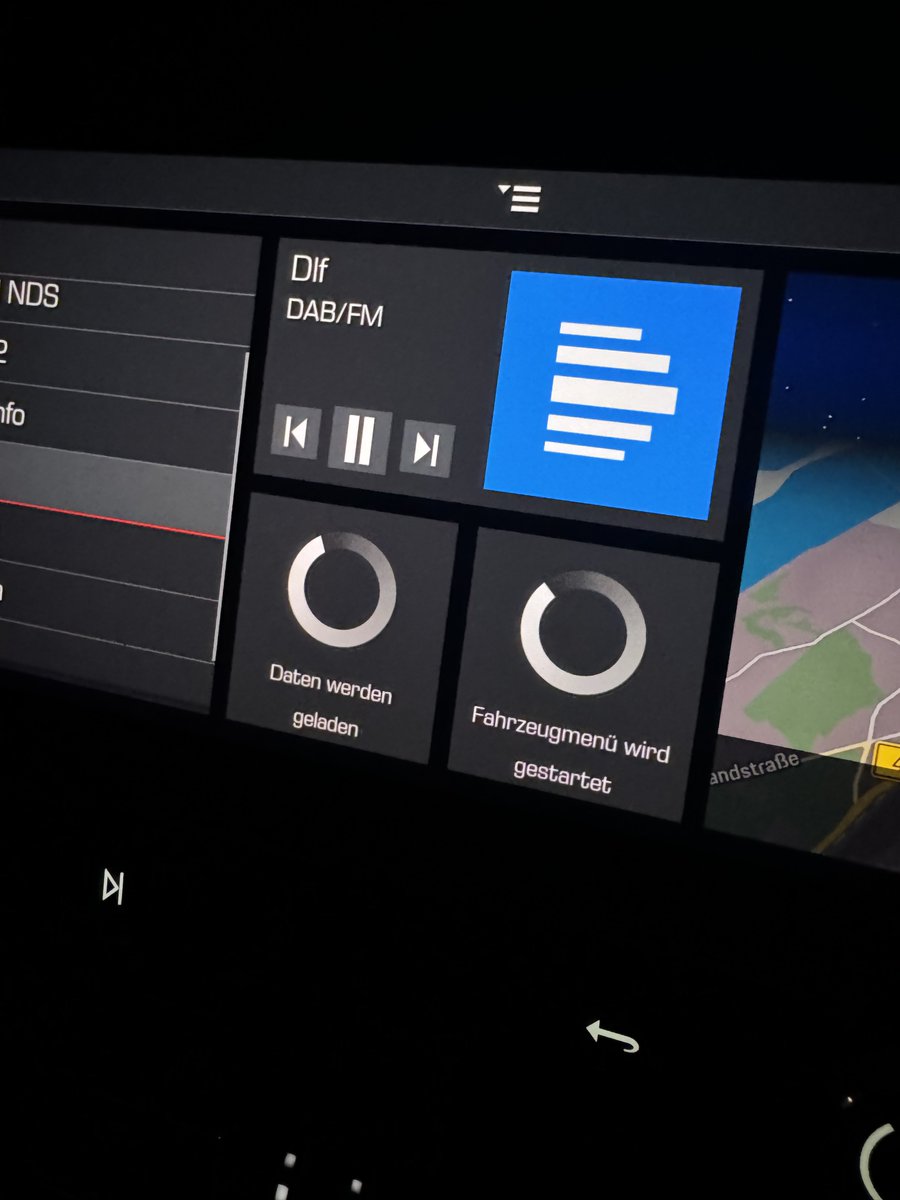 stekkerauto's tweet photo. coming home for christmas, 🎅 
getting picked up in a brand new 2023 Porsche Macan

and the thing is *exactly* like the old one - save for the buttons that are now flush, shiny plastics.

it takes a solid 20 seconds for the menu to fully load (I need to time it tomorrow, maybe it’s not quite that bad, but it feels glacially slow).
