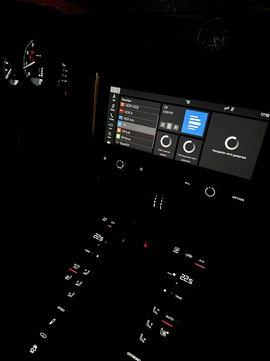 stekkerauto's tweet photo. coming home for christmas, 🎅 
getting picked up in a brand new 2023 Porsche Macan

and the thing is *exactly* like the old one - save for the buttons that are now flush, shiny plastics.

it takes a solid 20 seconds for the menu to fully load (I need to time it tomorrow, maybe it’s not quite that bad, but it feels glacially slow).