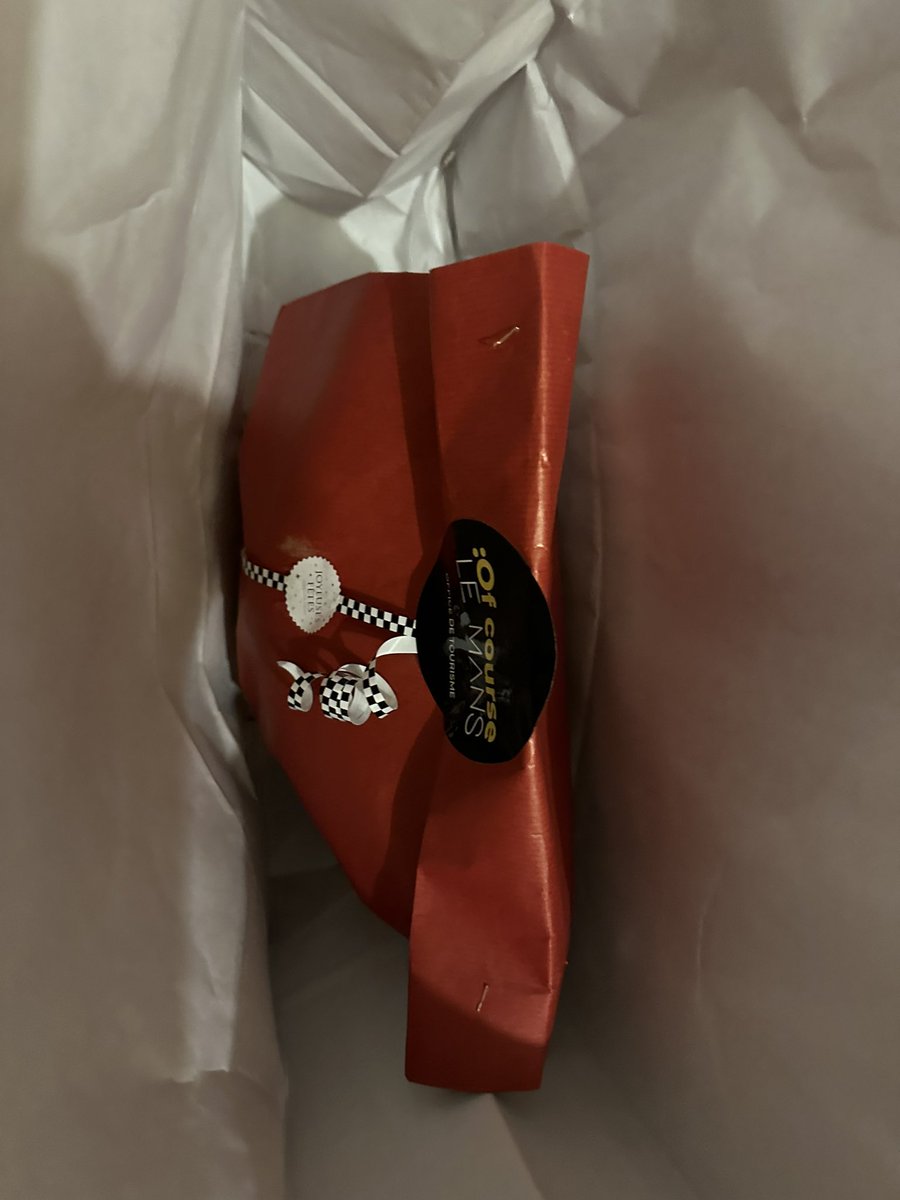 LuBlsr's tweet photo. ⚠️ BESOIN DE VOTRE AIDE ⚠️ 
Deux jeunes qui mangeaient au McDo de la République au Mans ont oublié un cadeau à leur table. Nous avons essayé de les retrouver mais impossible, n’hésitez pas à partagez s’il vous plaît et venez dm si vous avez des infos. Merci! https://t.co/B8uKdep0tZ
