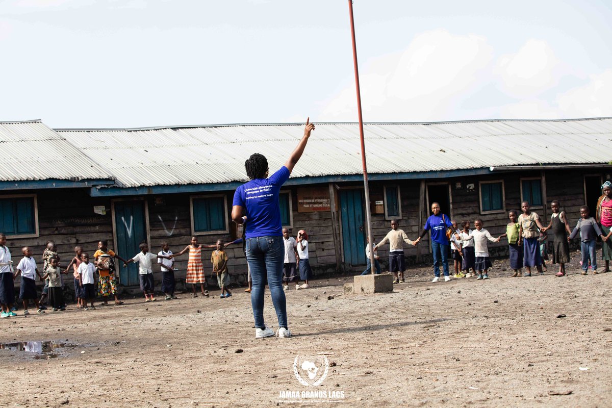 🟠En ce moment des festivités ces enfants vivant dans les camps de déplacés, ces orphelins de guerre au Kivu ont besoin de refaire le sourire comme d'autres enfants. Nos volontaires utilisent les jeux et les animations pour leur detraumatisation et la culture de la joie de vivre.