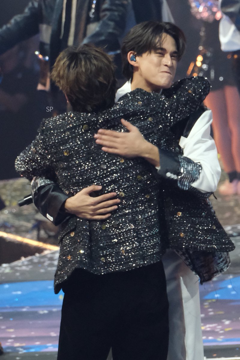sashimi_pizza's tweet photo. ตอนเห็นกวินคริสกอดกันก็คือน้ำตาไหลจริง
เบื้องหลังเป็นยังไงเราไม่รู้ แต่ดีใจที่แฟนคลับมีโอกาสได้เห็นกวินคริสอยู่ด้วยกันอีก ให้ใจไปแล้ว ใช่ว่าจะตัดใจกันได้ง่ายๆนะ 🥹
#GMMTVStarlympic
#KristPerawat @kristtps 
#GawinCaskey @gawincaskey 
#GawinKrist https://t.co/j2zQf0QShu