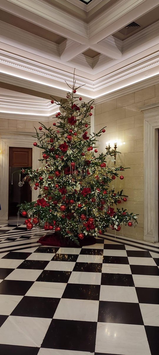 Λάμπει ακόμη περισσότερο το Μέγαρο Μαξίμου.